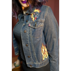 Cazadora vaquera "Denim panther" upcycled y bordada, estilo vintage, alternativa