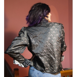 Blusa negra acabado satén, gótico victoriano, vintage, con chorreras, como nueva