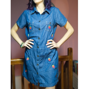 Vestido denim azul, con bordado fresas rojas, upcycled. Alternative, pin-up, vintage.