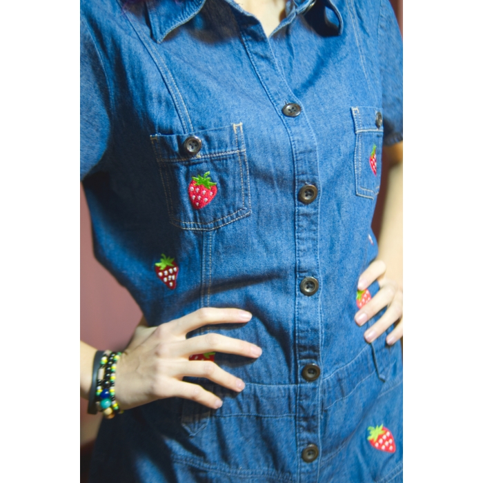 Vestido denim azul, con bordado fresas rojas, upcycled. Alternative, pin-up, vintage.