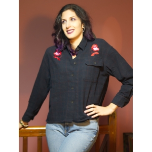 Camisa de mujer a cuadros, negra, bordada, upcycled, upcyclé. Retro