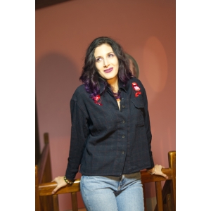 Camisa de mujer a cuadros, negra, bordada, upcycled, upcyclé. Retro