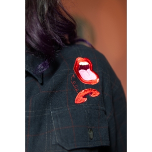 Camisa de mujer a cuadros, negra, bordada, upcycled, upcyclé. Retro