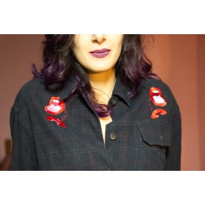 Camisa de mujer a cuadros, negra, bordada, upcycled, upcyclé. Retro