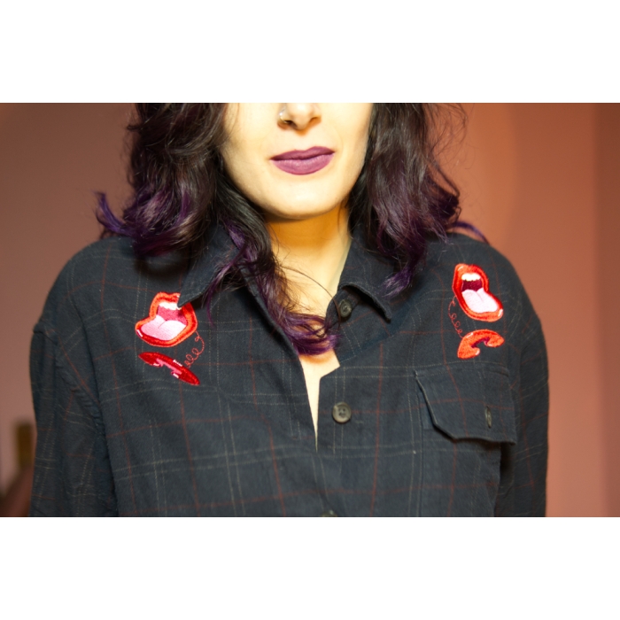 Camisa de mujer a cuadros, negra, bordada, upcycled, upcyclé. Retro