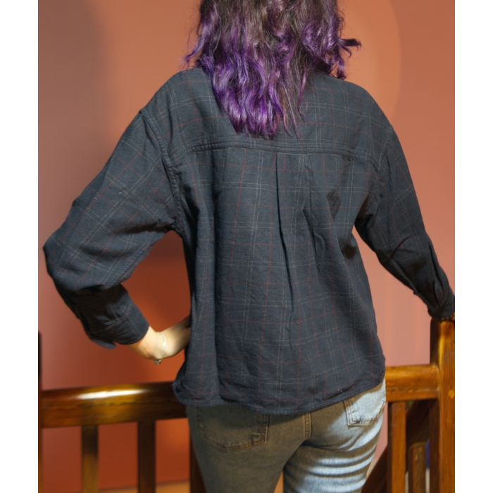 Camisa de mujer a cuadros, negra, bordada, upcycled, upcyclé. Retro