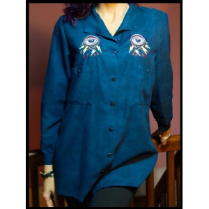 Camisa vintage de mujer, color azul electrico jaspeado, bordado alternativo, old school.