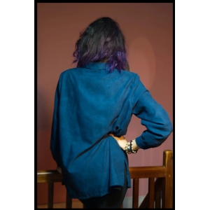 Camisa vintage de mujer, color azul electrico jaspeado, bordado alternativo, old school.