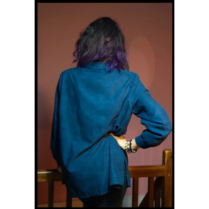 Camisa vintage de mujer, color azul electrico jaspeado, bordado alternativo, old school.