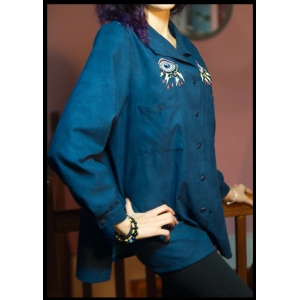 Camisa vintage de mujer, color azul electrico jaspeado, bordado alternativo, old school.
