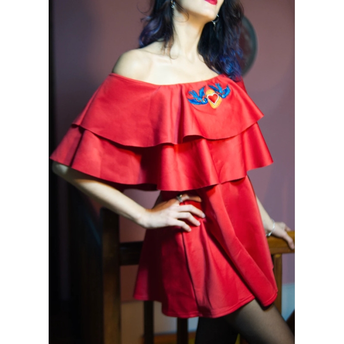 Vestido rojo, escote Bardot con volantes, bordado de corazón con golondrinas.