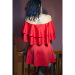 Vestido rojo, escote Bardot con volantes, bordado de corazón con golondrinas.