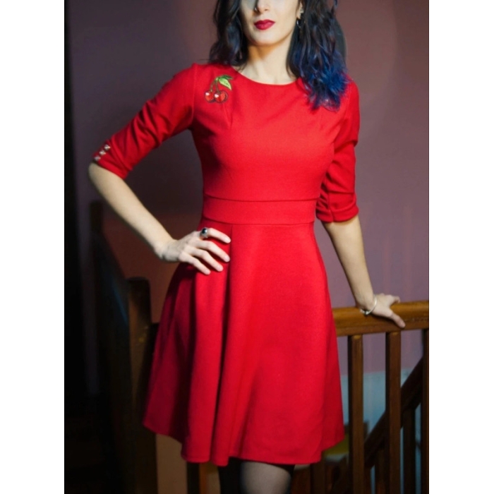 Vestido rojo, manga 3/4, 50s, bordado con cerezas, acampanado.