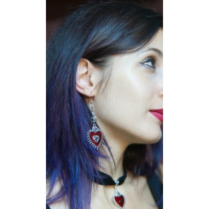 Pendientes largos corazón sagrado con murciélago. Estilo gótico.