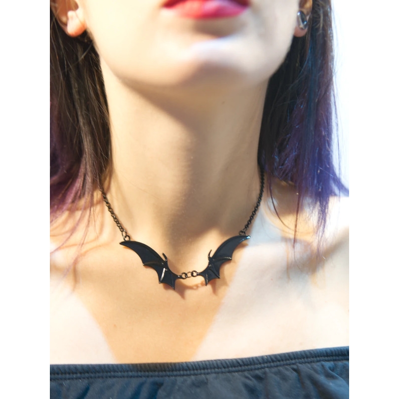 Collar de mujer alas de murciélago en acero pintado de negro.