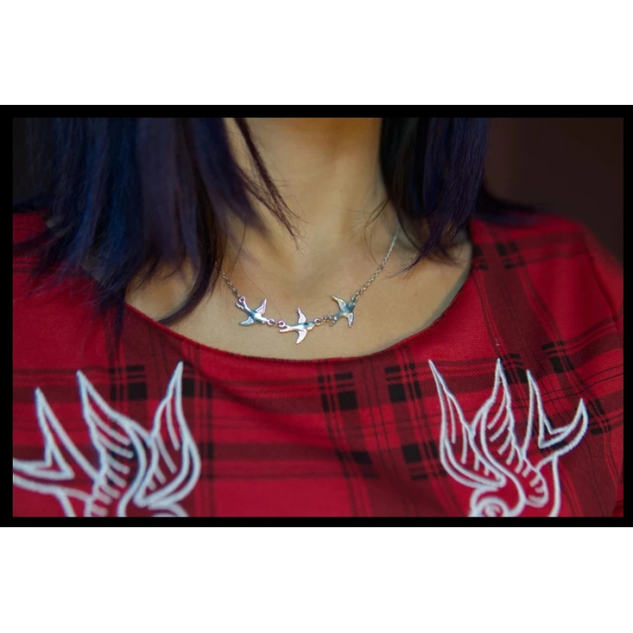 Collar de mujer metal de golondrinas. Estilo vintage, rockabilly.