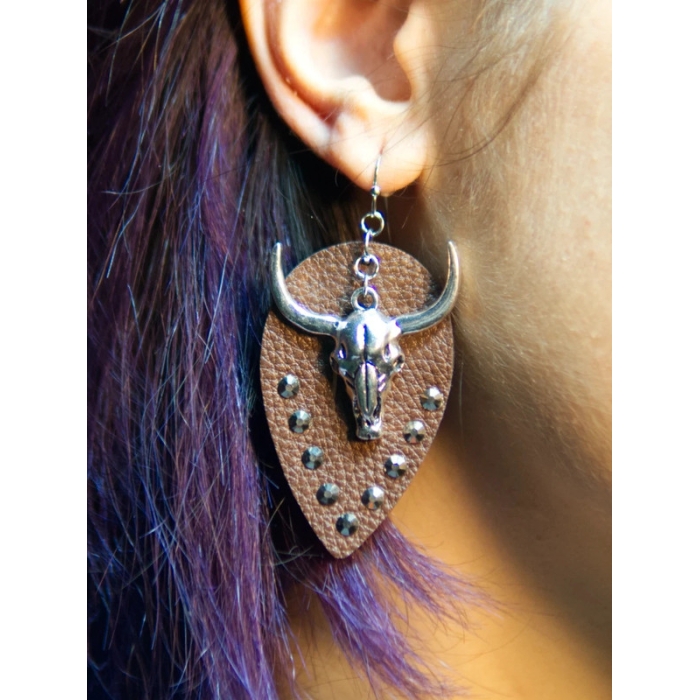 Pendientes grandes piel sintética con calavera de buey en metal. Con cristales. Estilo country.