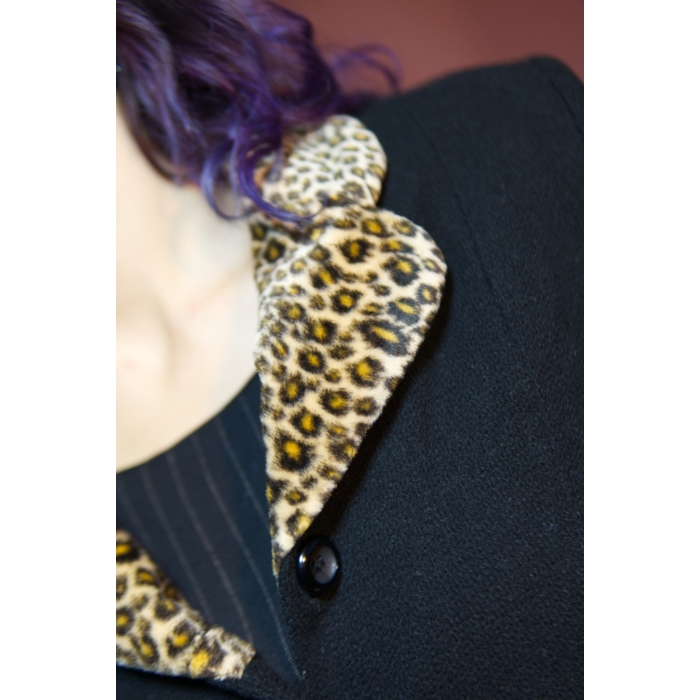 Abrigo invierno con detalles en leopardo, vintage, 80% lana.