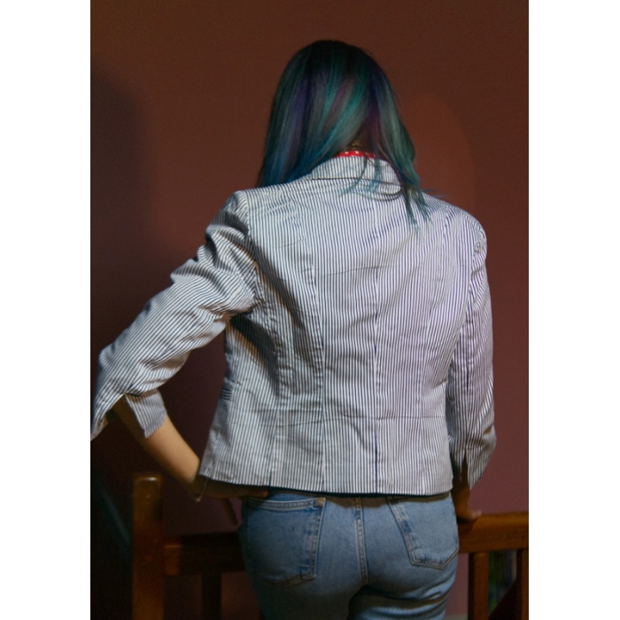 Blazer a rayas de manga corta, ligero, con bolsillos, azul y blanco, manga abierta. Pin-up