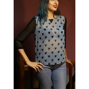 Blusa semitransparente, estampado de corazones, manga 3/4, azul y negro. Alternative