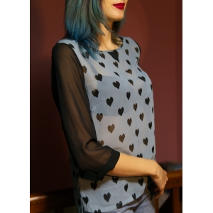 Blusa semitransparente, estampado de corazones, manga 3/4, azul y negro. Alternative