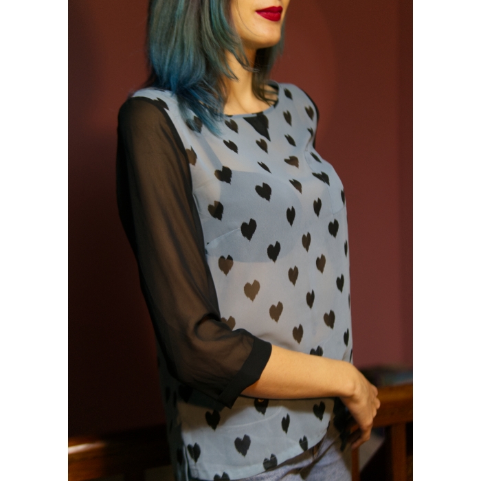 Blusa semitransparente, estampado de corazones, manga 3/4, azul y negro. Alternative