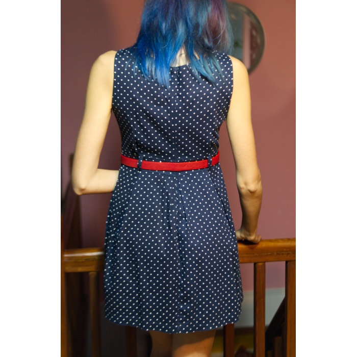 Vestido upcycled corto, sin mangas, de lunares, azul marino. Bordado de cerezas, rojo y verde.