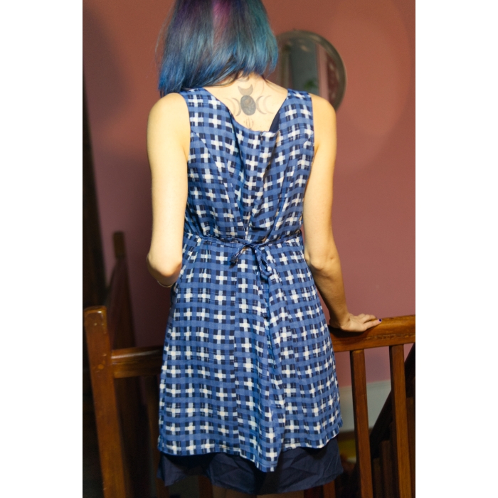 Vestido estampado, azul, blanco y negro. Estilo vintage, rockabilly.