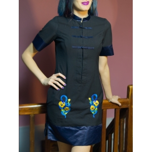 Vestido upcycled negro de Rituals, estilo chino, colores negro, azul marino. Bordado, serpiente