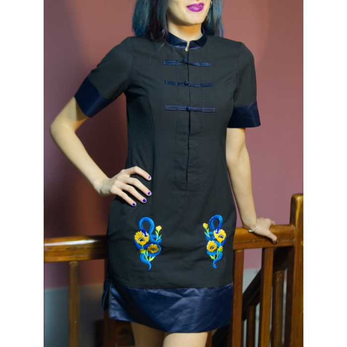 Vestido upcycled negro de Rituals, estilo chino, colores negro, azul marino. Bordado, serpiente