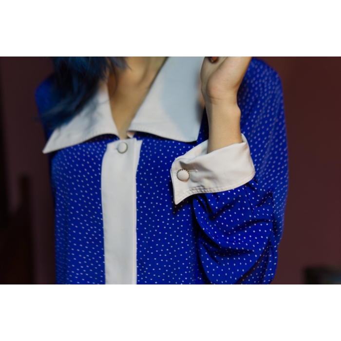 Camisa vintage, como nueva, de lunares pequeños, azul y blanco.