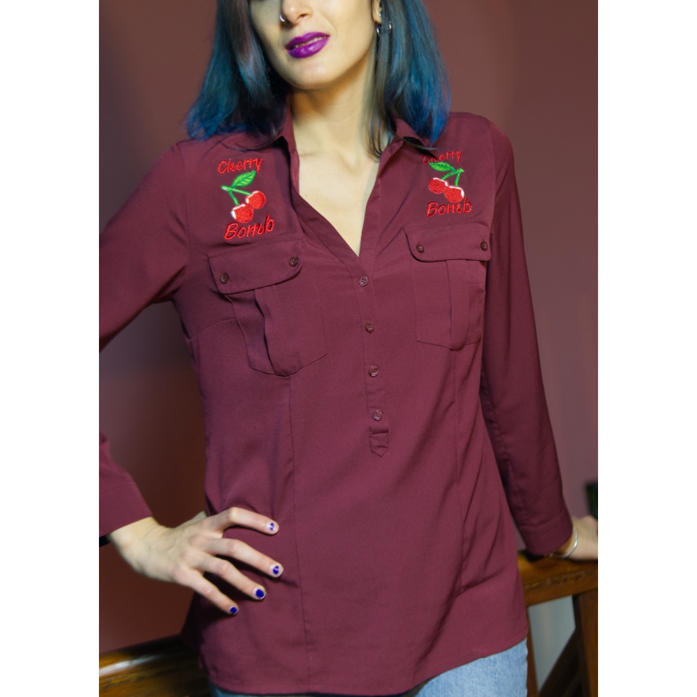 Blusa en color burdeos, con bolsillos, bordada, custom, cherry bomb. Pin-up