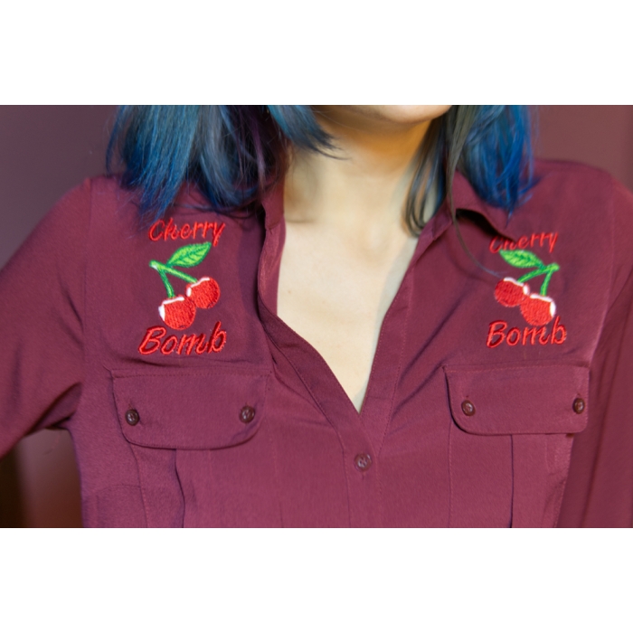 Blusa en color burdeos, con bolsillos, bordada, custom, cherry bomb. Pin-up