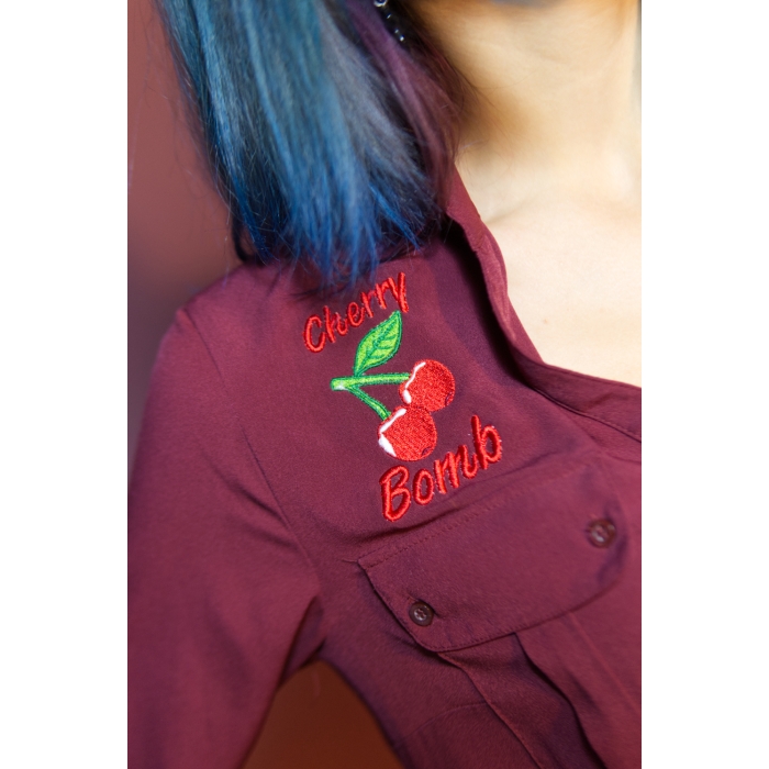 Blusa en color burdeos, con bolsillos, bordada, custom, cherry bomb. Pin-up