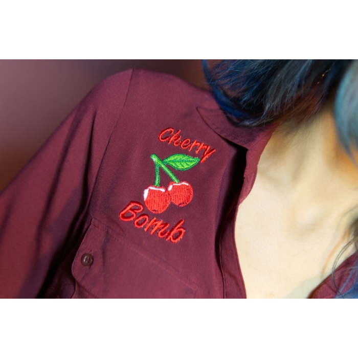 Blusa en color burdeos, con bolsillos, bordada, custom, cherry bomb. Pin-up