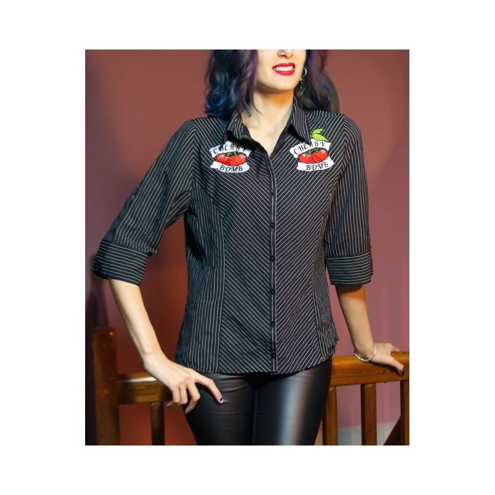 Camisa upcycled negra a rayas, oversize, media manga, bordada, custom, cherry bomb, pin-up