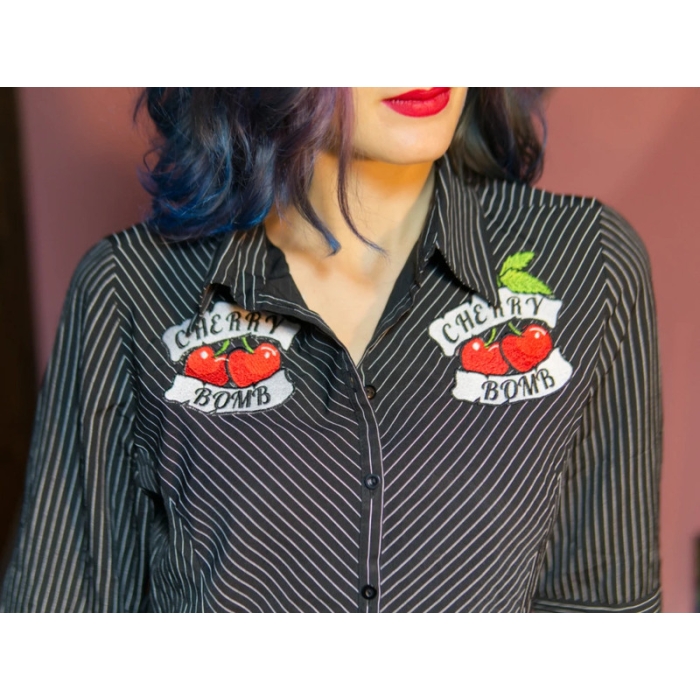 Camisa upcycled negra a rayas, oversize, media manga, bordada, custom, cherry bomb, pin-up