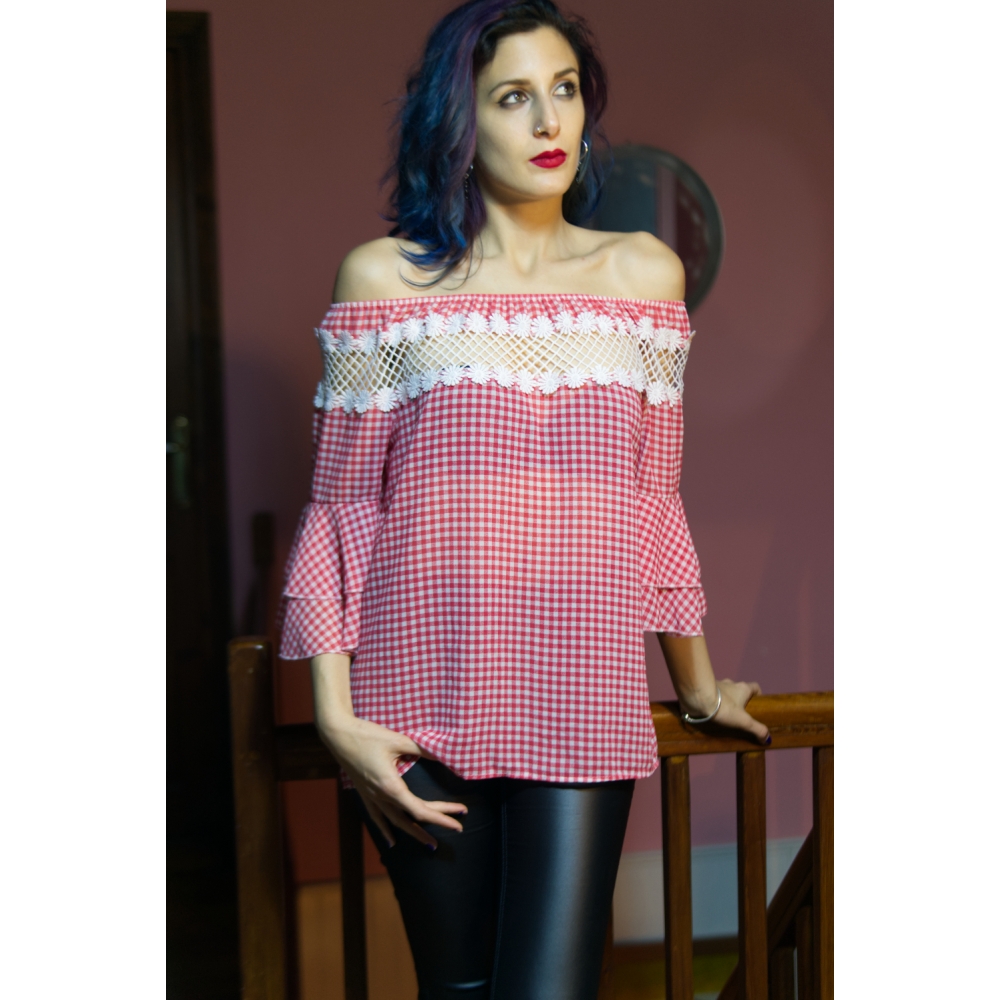 Blusa de hombros descubiertos, con detalles de crochet, mangas con volantes. Retro, pin-up