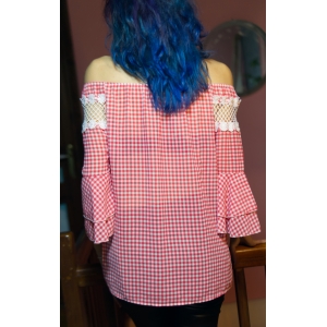 Blusa de hombros descubiertos, con detalles de crochet, mangas con volantes. Retro, pin-up