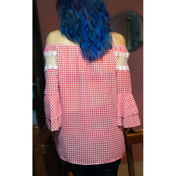 Blusa de hombros descubiertos, con detalles de crochet, mangas con volantes. Retro, pin-up