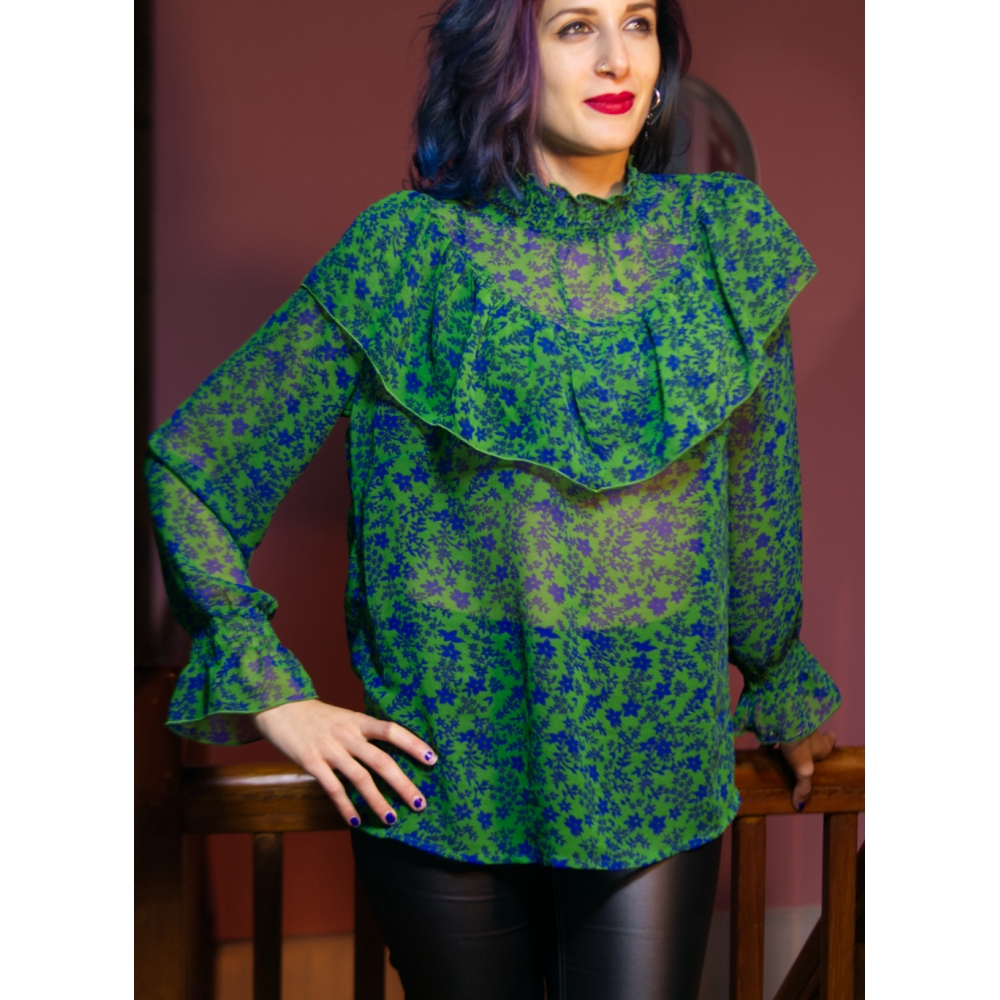 Blusa semitransparente, en colores verde y azul, estampado floral