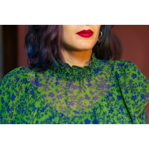 Blusa semitransparente, en colores verde y azul, estampado floral