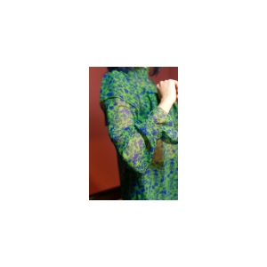 Blusa semitransparente, en colores verde y azul, estampado floral