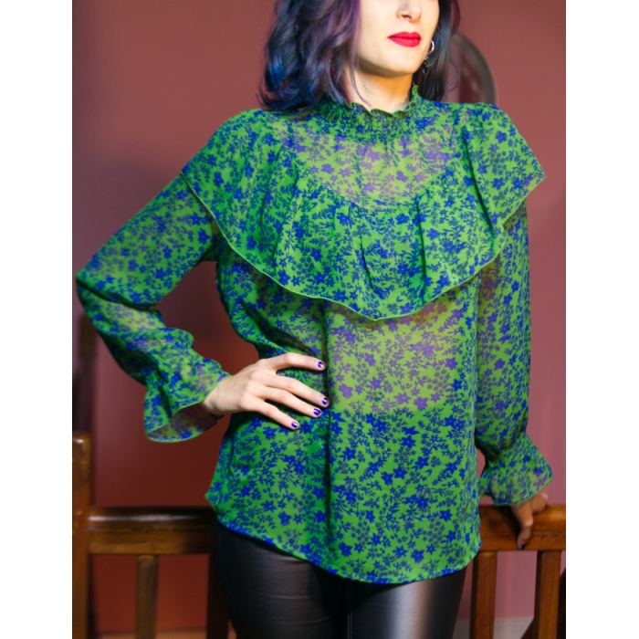 Blusa semitransparente, en colores verde y azul, estampado floral