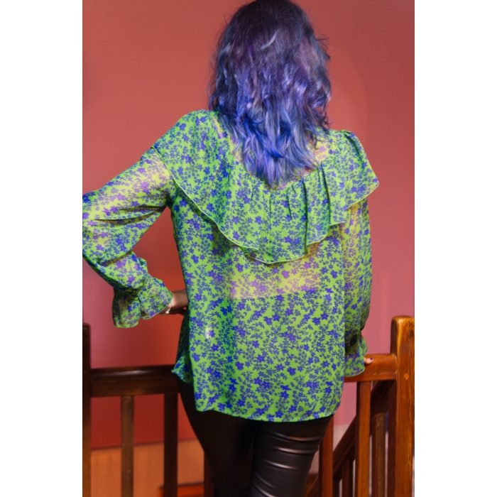 Blusa semitransparente, en colores verde y azul, estampado floral
