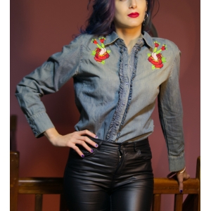 Camisa upcycled denim con chorreras, bordada, custom, skater & roses. Alternative