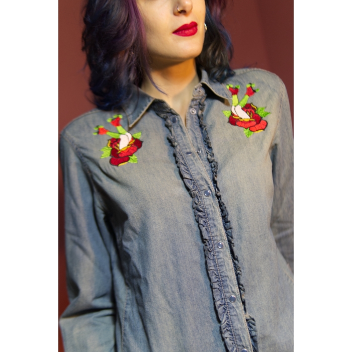 Camisa upcycled denim con chorreras, bordada, custom, skater & roses. Alternative