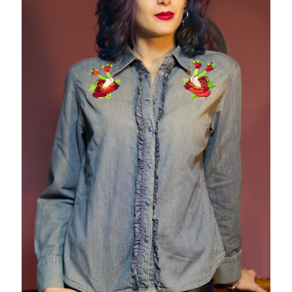 Camisa upcycled denim con chorreras, bordada, custom, skater & roses. Alternative