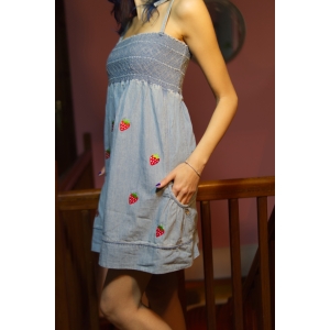 Vestido upcycled denim con bolsillos, custom, bordado con fresas, retro, alternative, 90s