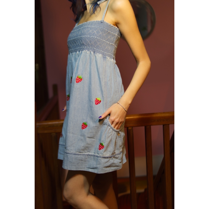 Vestido upcycled denim con bolsillos, custom, bordado con fresas, retro, alternative, 90s